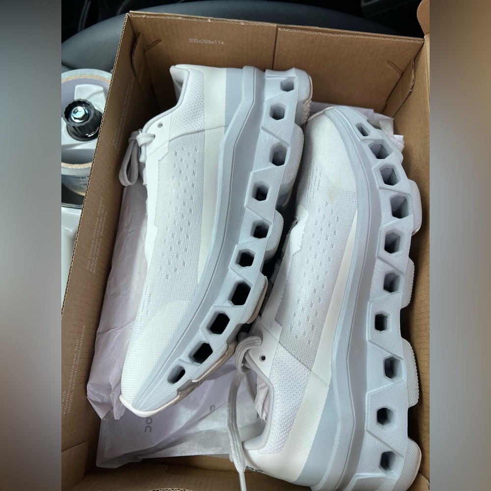 On Running ladies White Running Shoes 7.5
